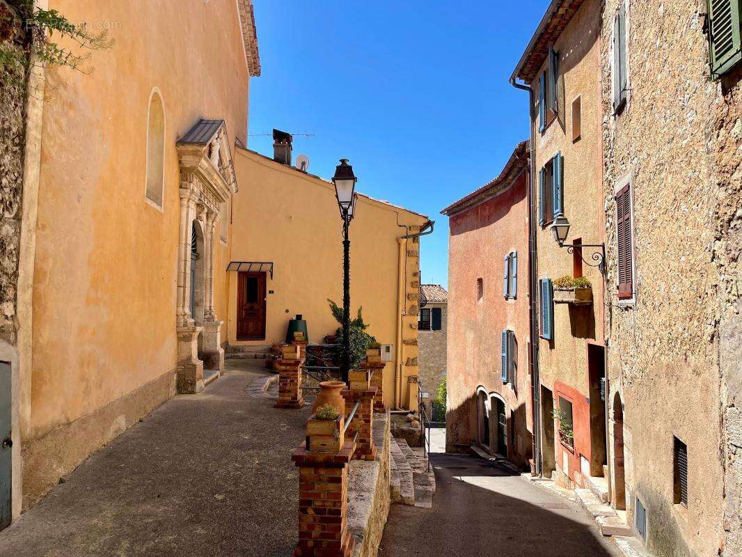 Maison à CHATEAUNEUF-GRASSE