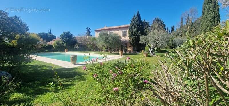 Maison à SAINT-MITRE-LES-REMPARTS