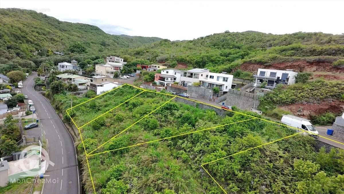 Possession (Ravine à Malheur) : Parcelle viabilisée de 283 m² à  110 000,00  euros - photo 3