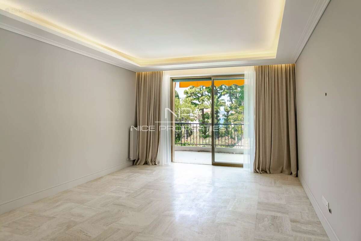 CAP D'AIL : Appartement 3 pièces avec terrasses, à rénover, dans résidence avec piscine et gardien - photo 2