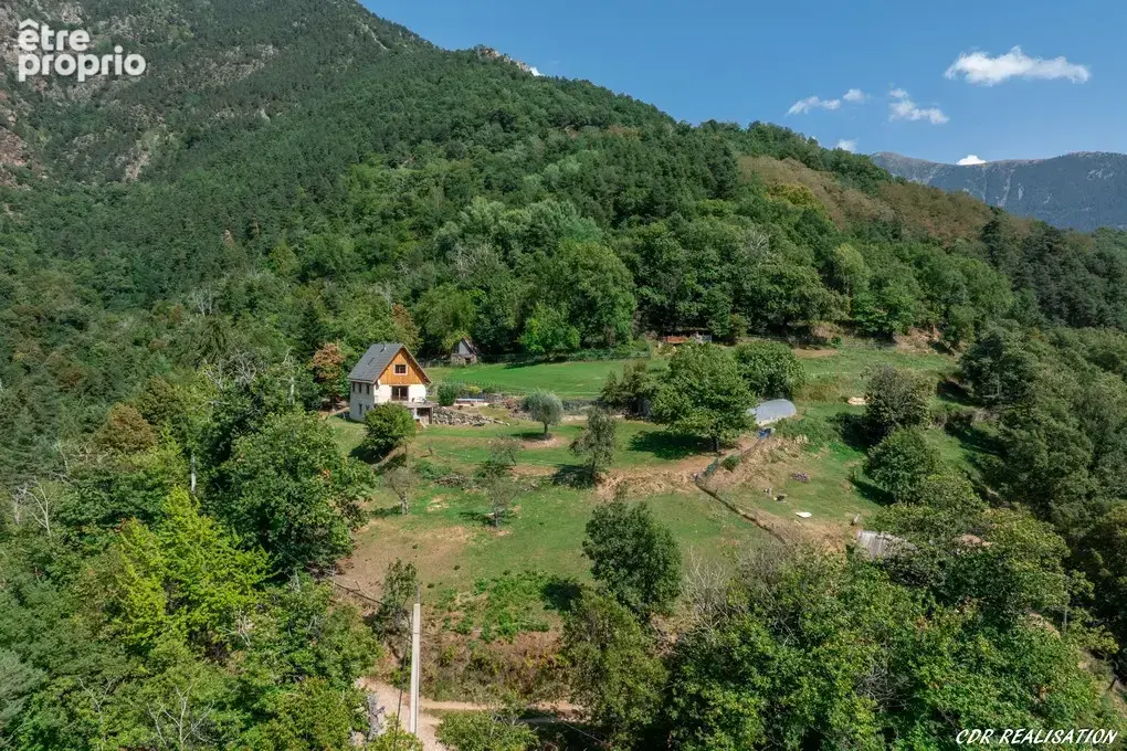 Propriété d'exception! Très beau chalet 4 pièces sur plus d'un hectare de terrain attenant. - photo 3