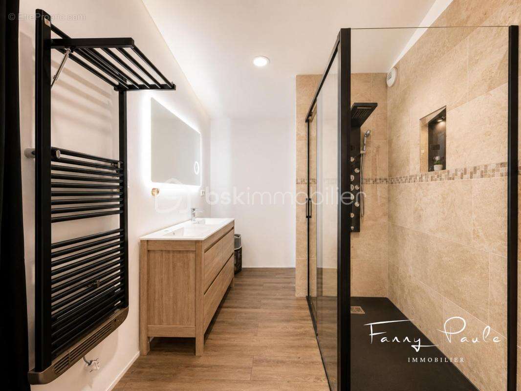 Maison de caractère 260 m² habitables – 2 suites parentales – Bureau pouvant faire office de chambre – 2 espaces nuit – Jardin – - photo 12