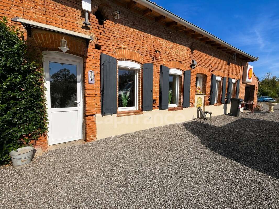 Propriété d'exception – 2 logements, piscine, hangars, idéal activité professionnelle - photo 2