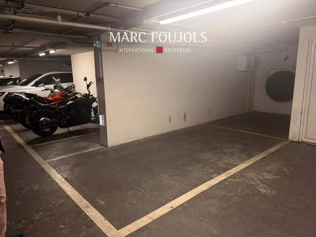 Parking à PARIS-2E