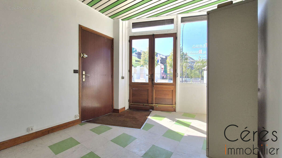 Commerce 26 m² à Les Lilas  - photo 3