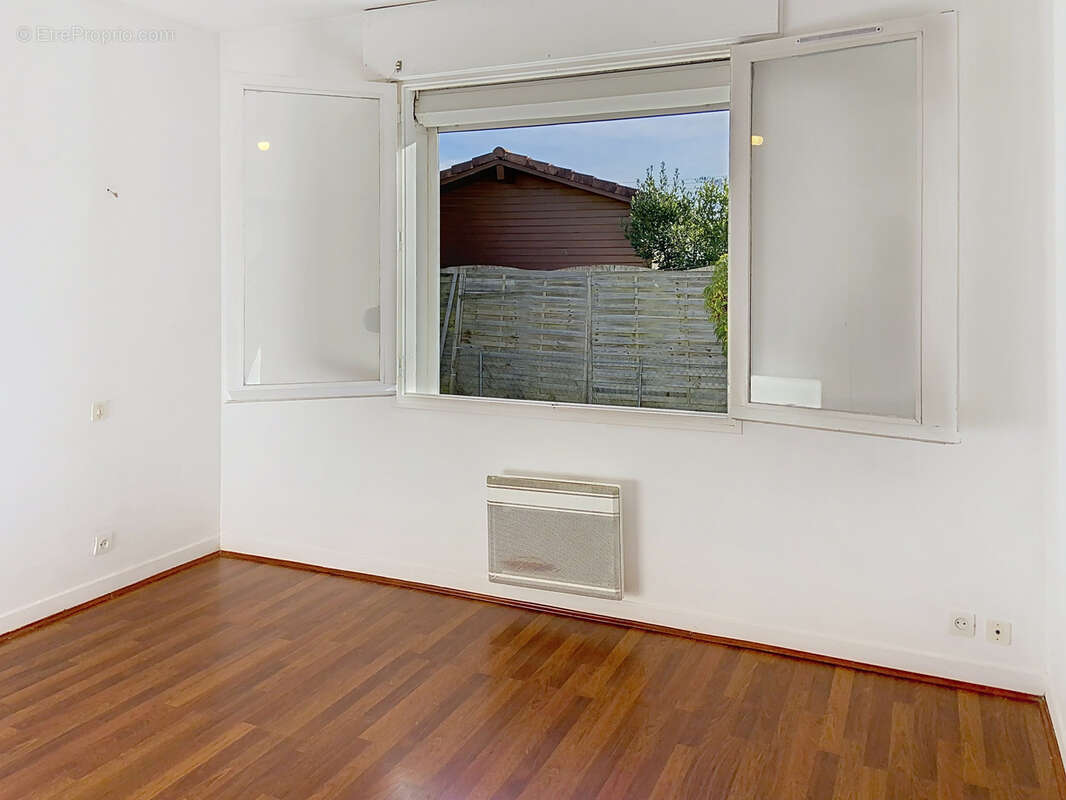 Maison mitoyenne avec garage et jardin, proche de toutes les commodités - photo 7