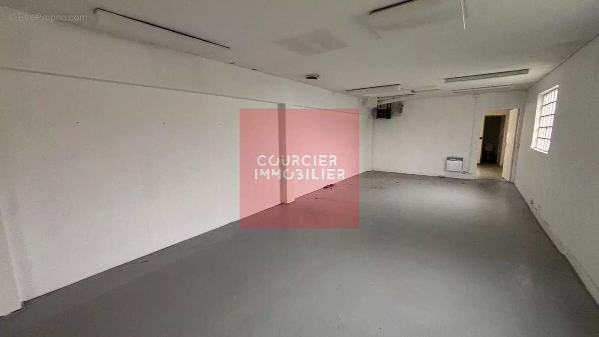 Commerce à LE MESNIL-SAINT-DENIS