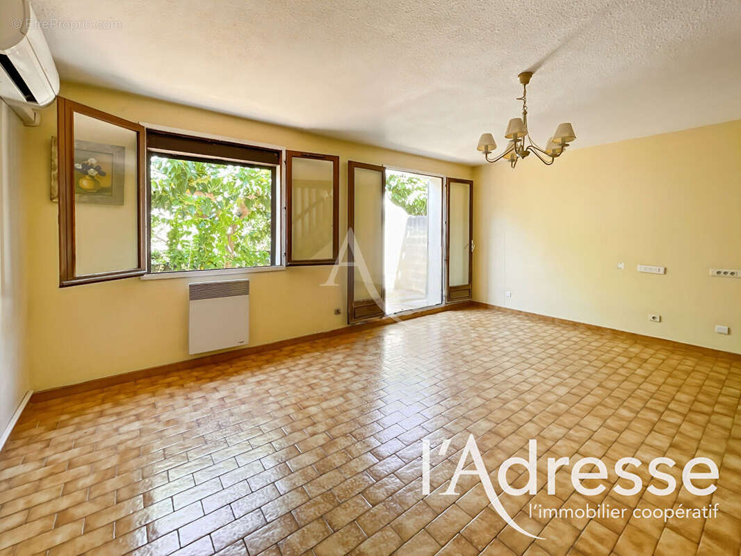 Maison mitoyenne Type 4 avec garage attenant et dépendance sur jardin - photo 2