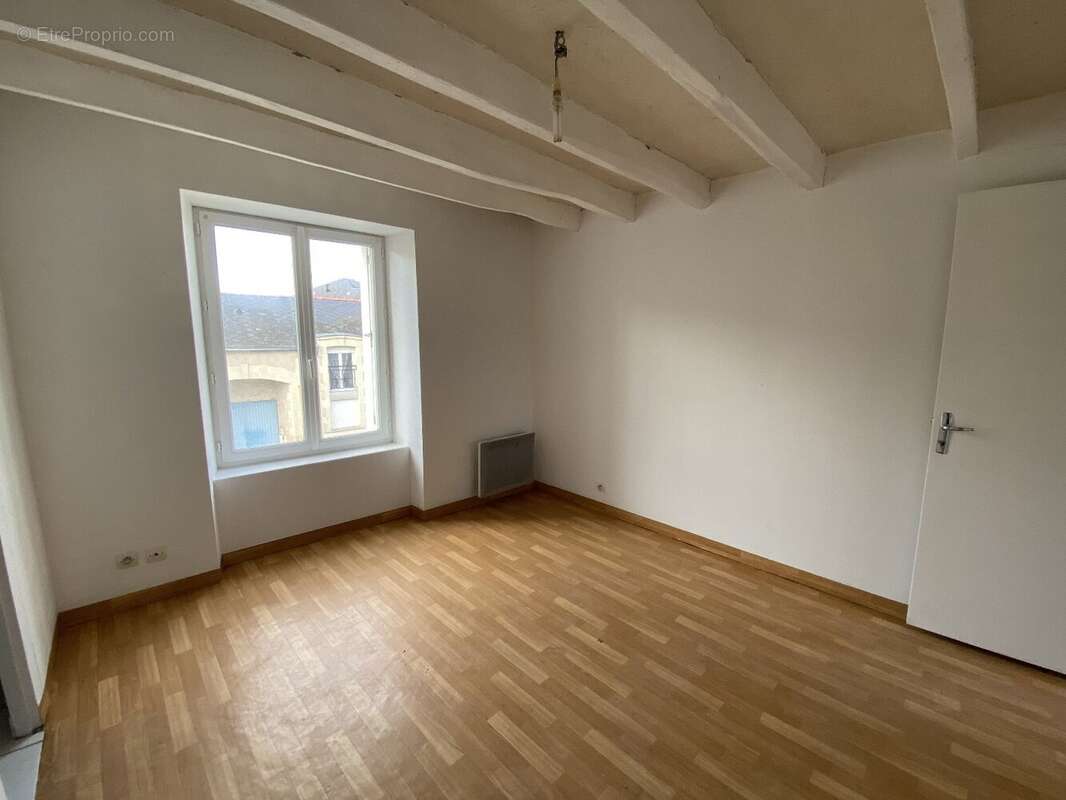 Maison à SAINT-LAMBERT-DU-LATTAY