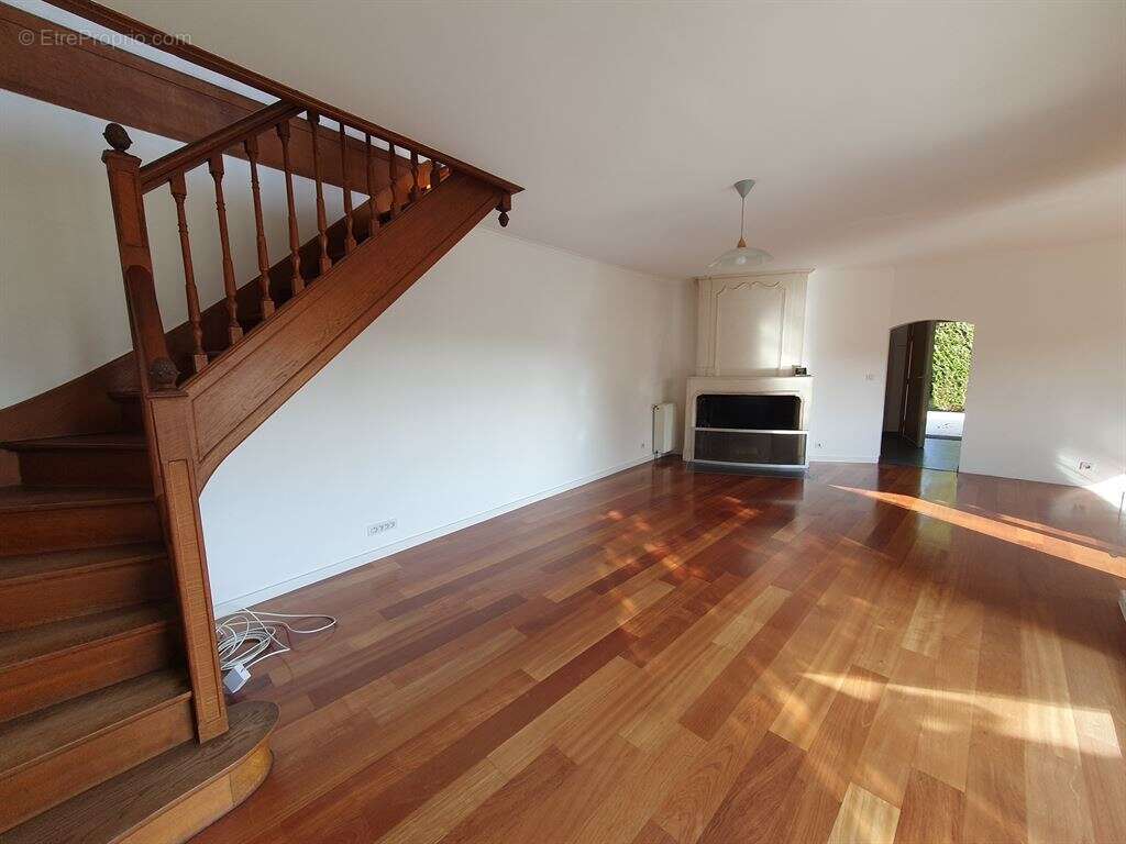 Maison à MARNES-LA-COQUETTE