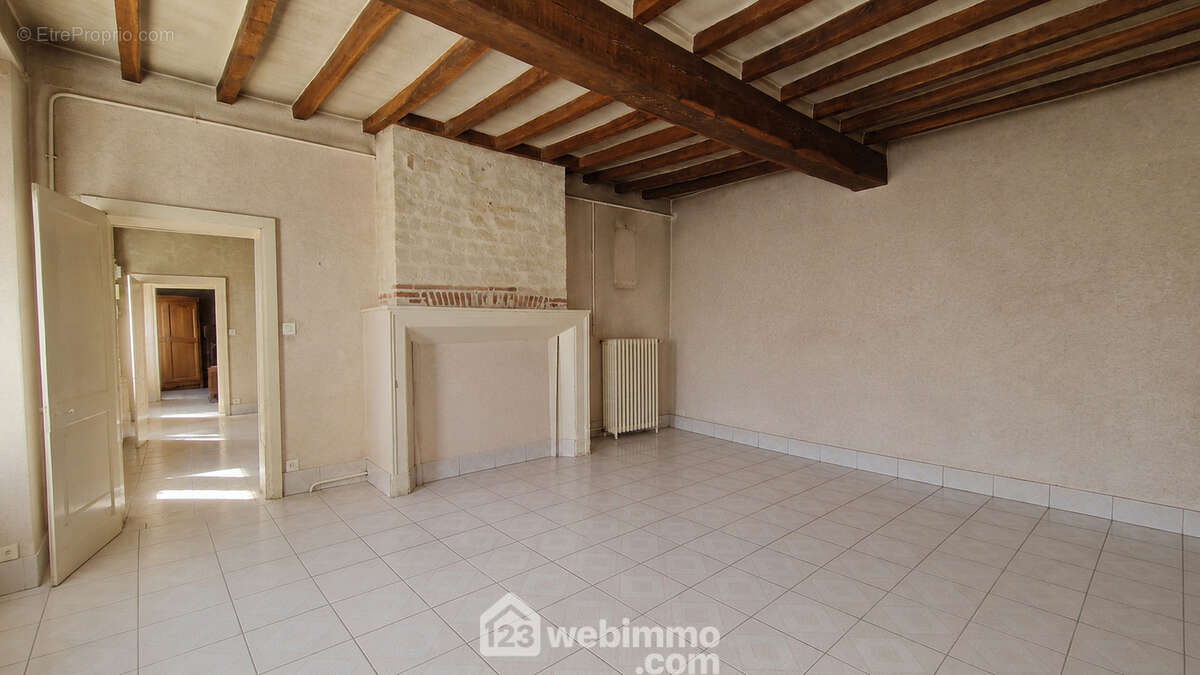 A ses côtés, le salon de 26 m²