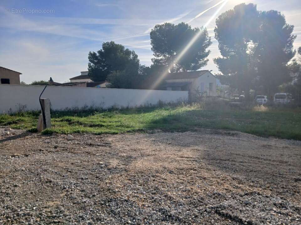 Terrain à LA FARE-LES-OLIVIERS