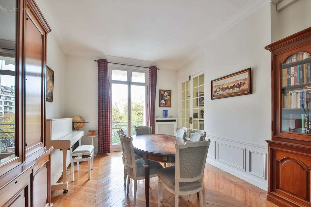 Appartement à PARIS-16E