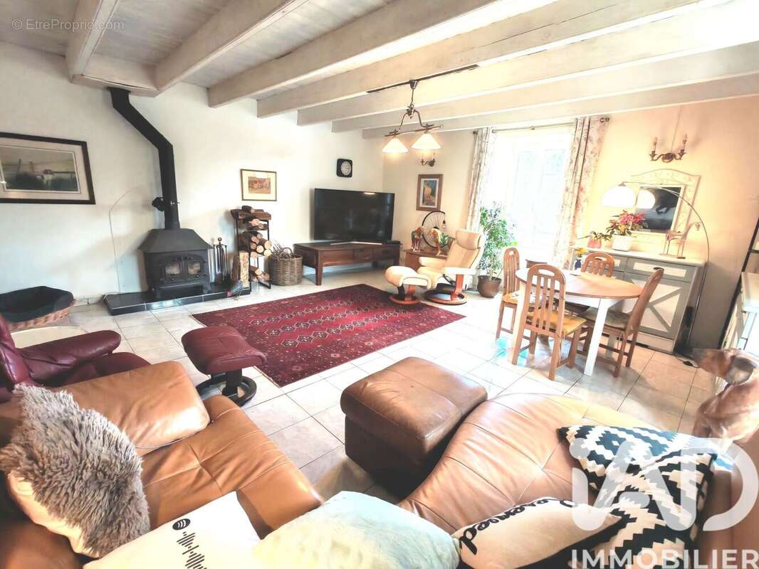 Maison 140 m² à Saint-Martin-Des-Fontaines  - photo 8