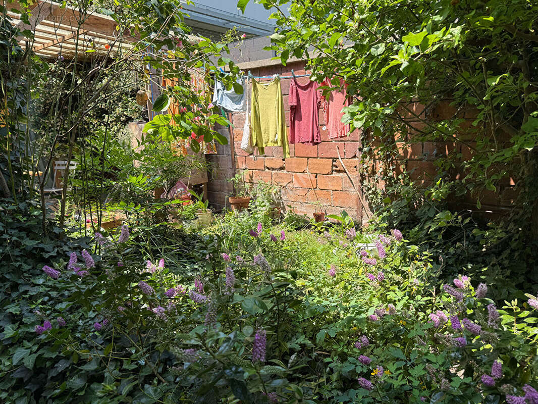Bagnolet cote les lilas, au calme d'une sente a 650 metres du metro mairie des lilas, maison d'architecte alliant le bois et le  - photo 3