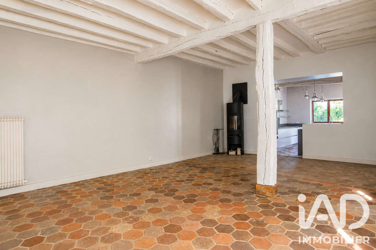 Maison 295 m² à Linas  - photo 2