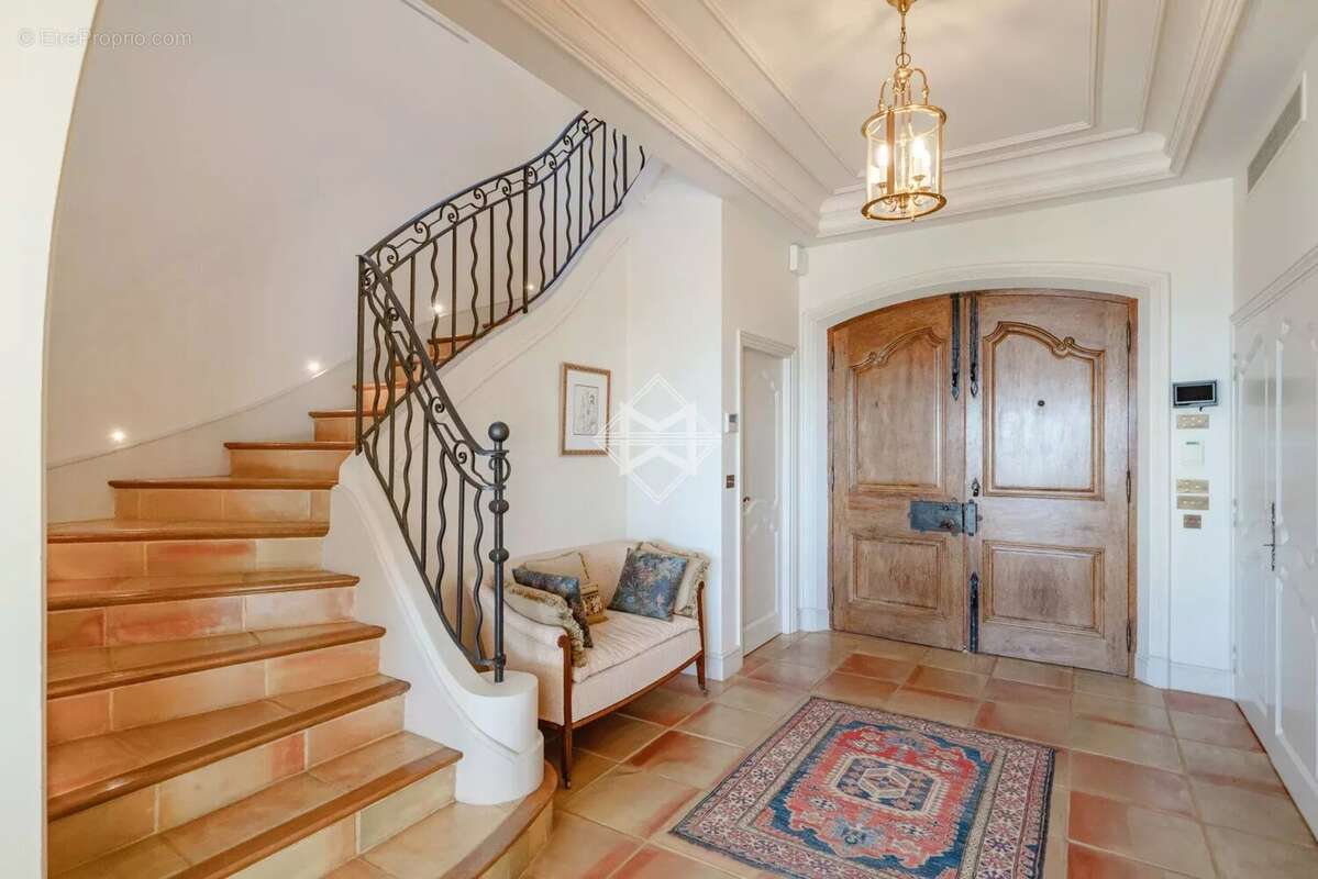 Maison à CHATEAUNEUF-GRASSE