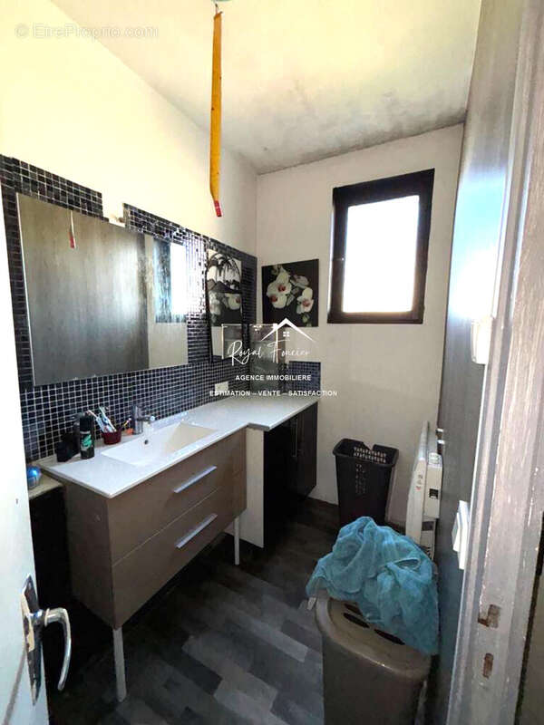 Salle d&#039;eau - Maison à CHARNIZAY