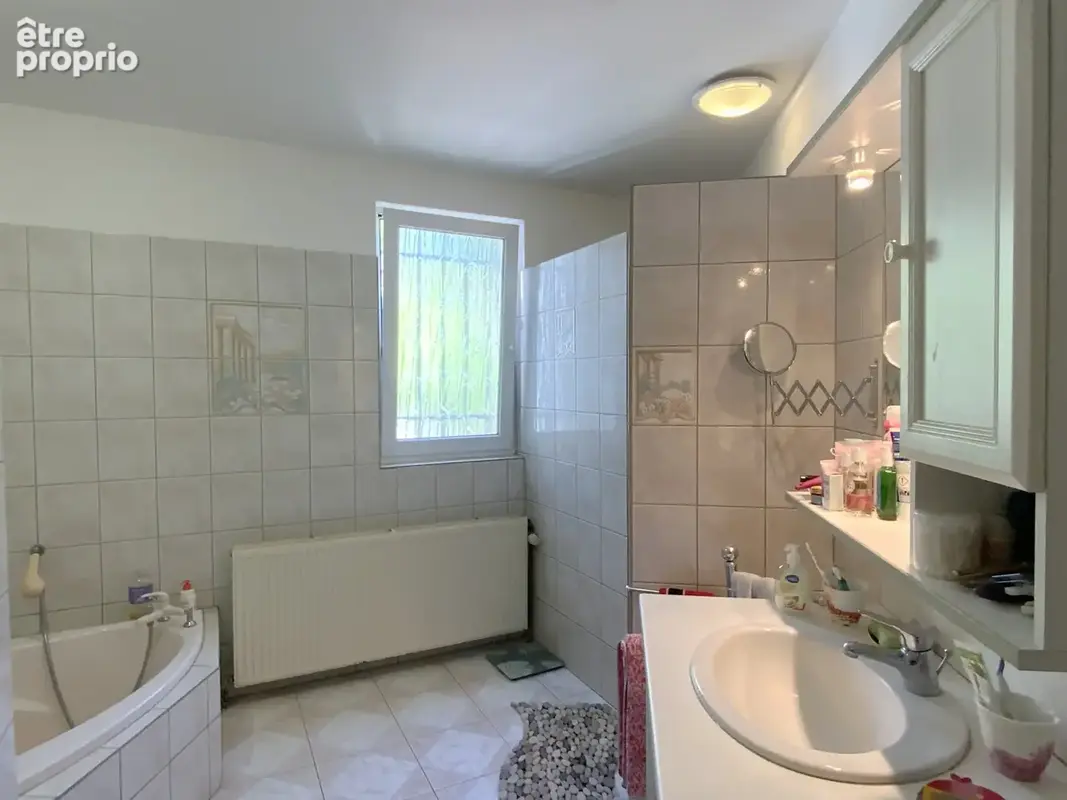 Villa de plain pied au calme , terrain avec piscine et vue dégagée. - photo 15