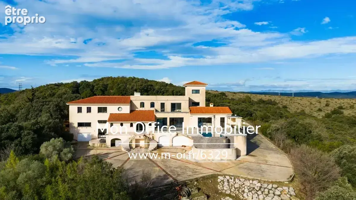 Référence : 6329-NGU - propriété 10 pièces - 32ha - 980m2 - Vue spectaculaire sur la région et la mer - photo 4