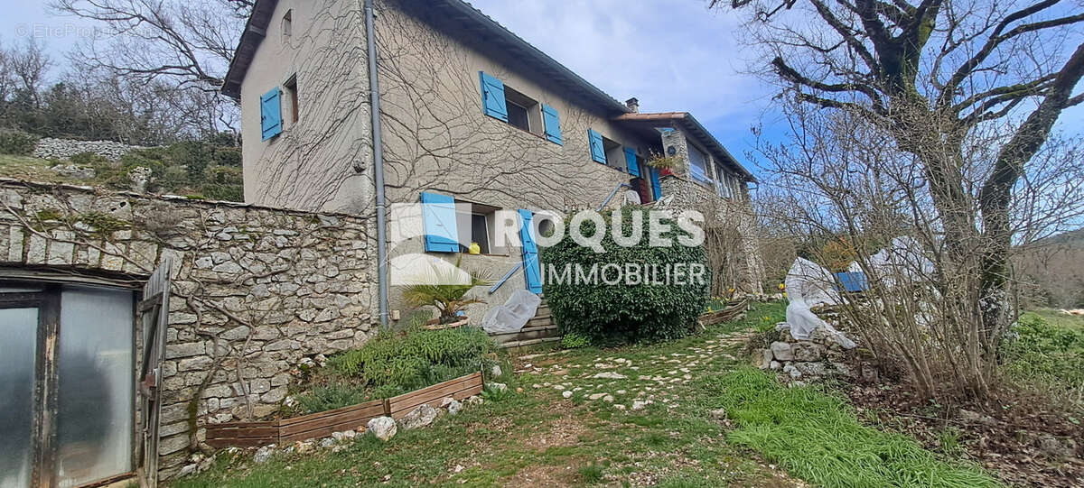Maison en pierre de 104,65 m2 sur terrain attenant de 9420m2 - photo 2