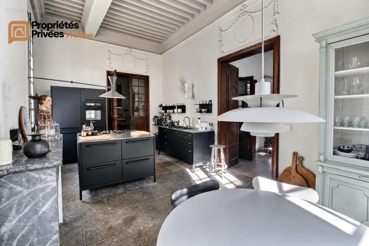 UZÈS : Une adresse d'exception Hôtel particulier de 316 m², vendu dans son intégralité, sur la prestigieuse Place Dampmartin - photo 4