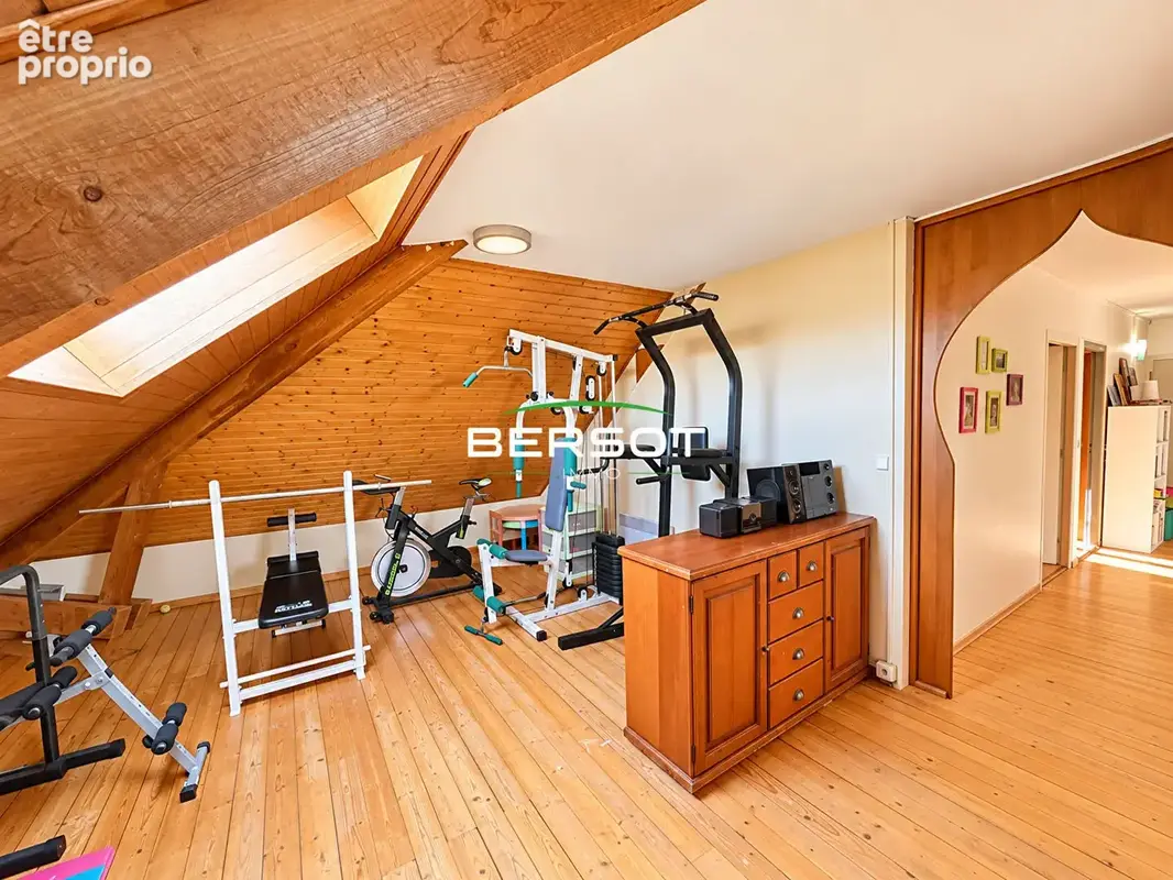 Maison familiale de 235 m² avec piscine chauffée sur les hauteurs de Bregille à Besançon - photo 13