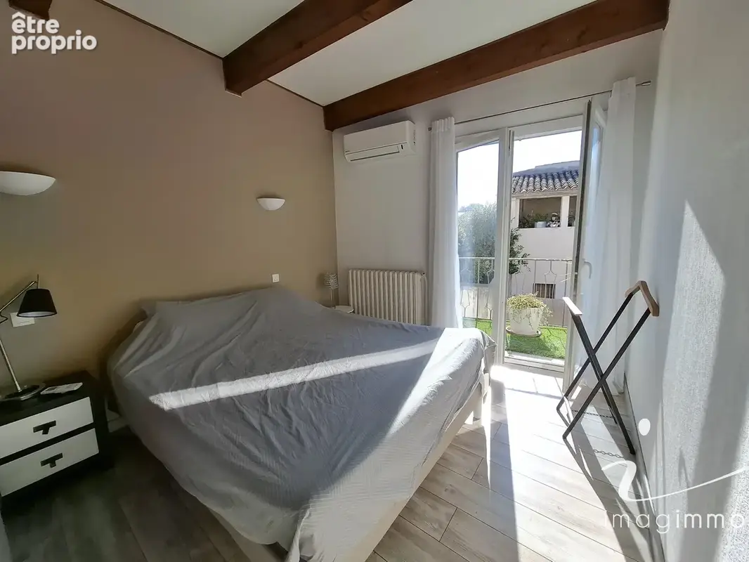 Idéalement placée, découvrez cette spacieuse maison de village avec un garage de 75 m2 ! - photo 6