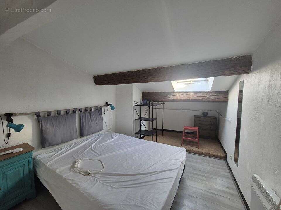 LA CIOTAT APPARTEMENT T3 + bureau   -  calme - centre