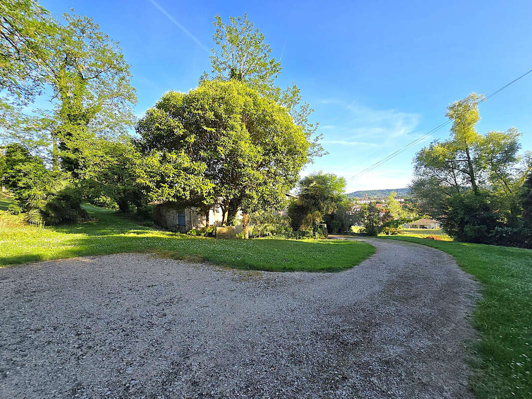 Rare - Délicieuse propriété 1,9 hectare maison rénovée et nombreuses dépendances - photo 29