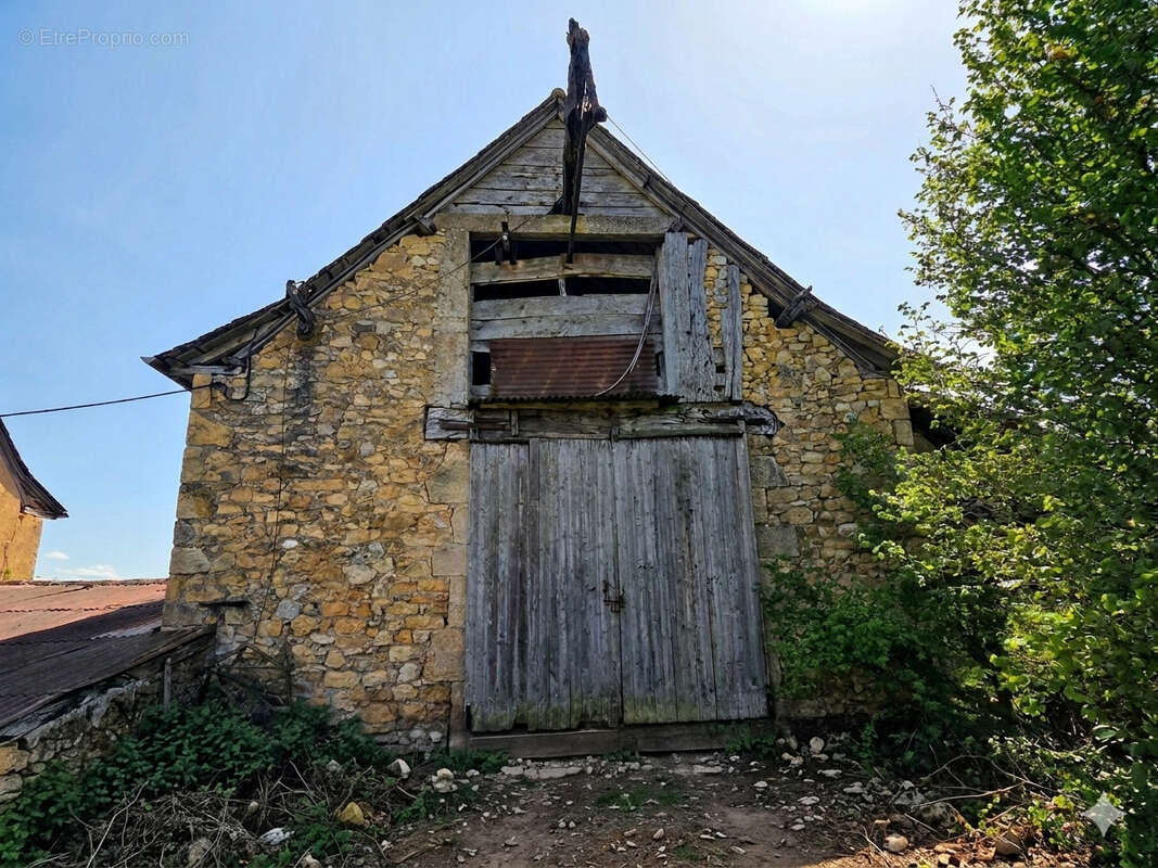 Corps de ferme en pierres avec une vue campagne sur son terrain de près de 2 400m² - photo 5