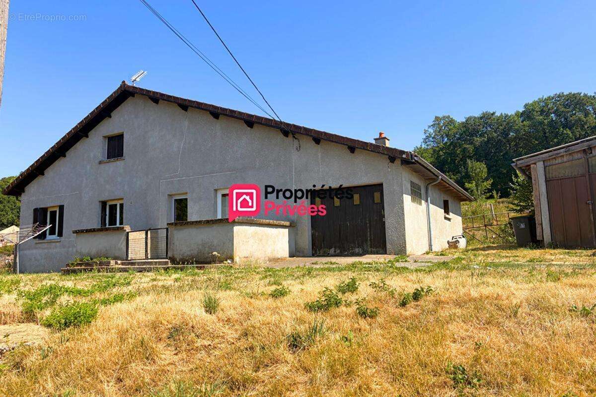 Maison 7 pièces de 140m² et  1748m² de terrain avec dépendances Manzat 63410 - photo 2