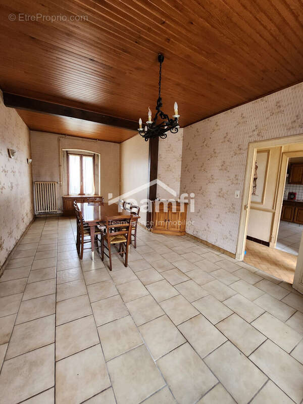 Salle à manger du premier appartement - Maison à GELLES