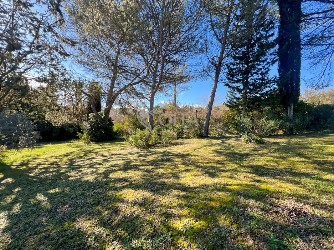 Terrain 1090 m² à Uzes  - photo 5