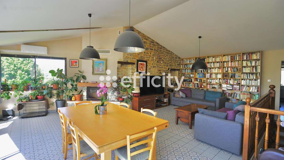 Maison à SAINT-JULIEN-LES-ROSIERS