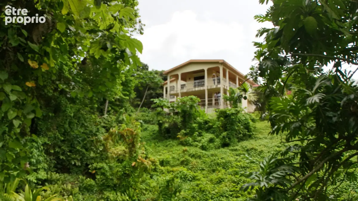 Villa Le LAMENTIN  sur 2000 M² - photo 1