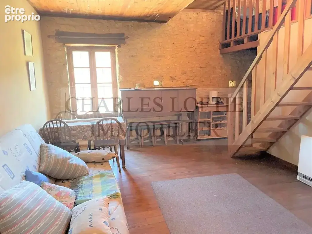 Spacieuse maison en pierre avec grande terrasse située à l'orée d'un village avec commerces et restaurant. - photo 8