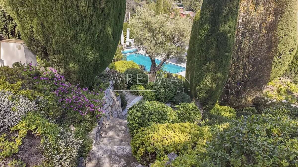 Maison à CHATEAUNEUF-GRASSE