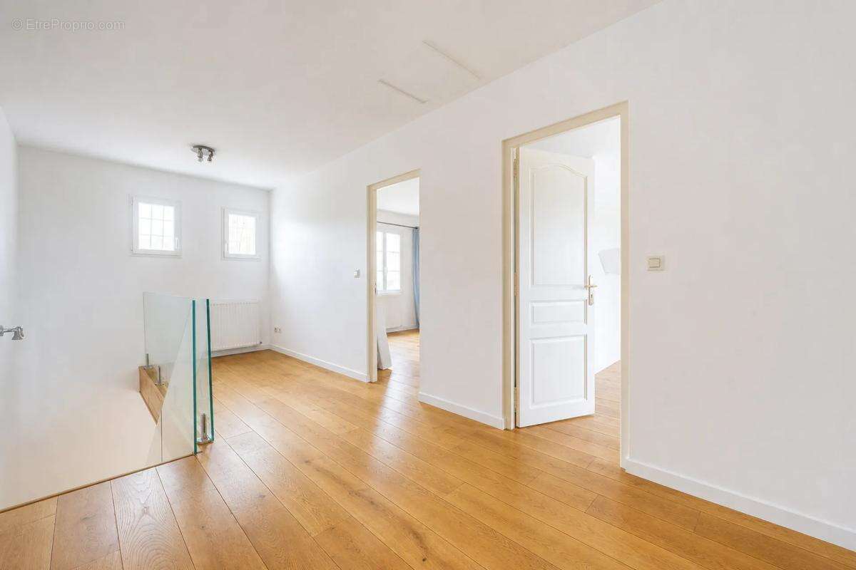 Maison familiale rénovée avec piscine à Saint-Léger-en-Yvelines - photo 5