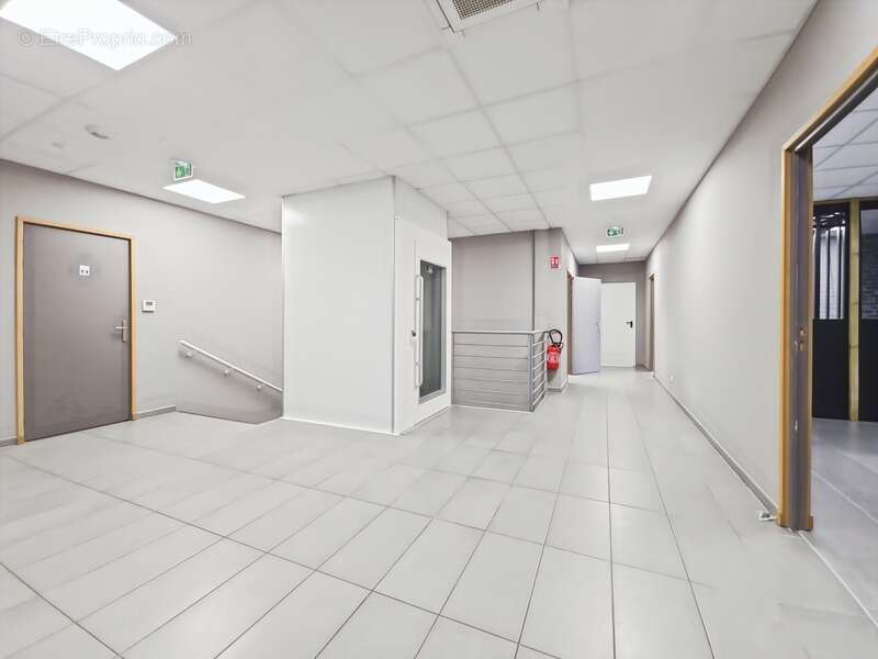 Sarrola-carcopino – baleone centre – pépinière de bureaux d'environ 342 m² - photo 4