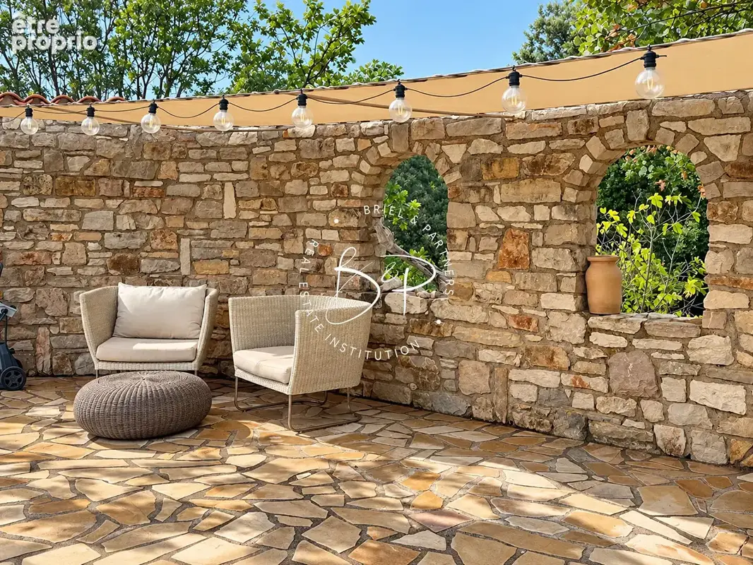 LORGUES ? Propriété avec vue dominante, piscine et appartement indépendant - photo 11