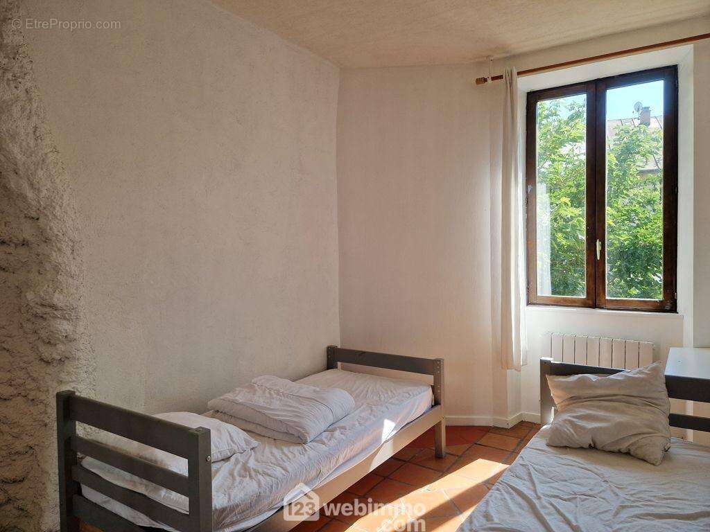 La deuxième possède une verrière donnant sur le salon. - Appartement à ALBERTVILLE