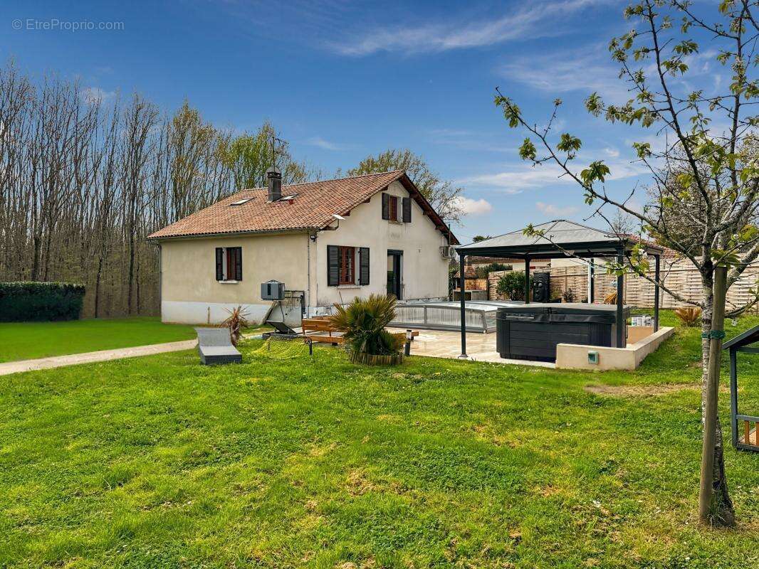  À VENDRE – DOUZILLAC (24190) Maison rénovée avec piscine – 156 m² habitables – Terrain clos de 1 326 m² – 195 000€ FAI - photo 2