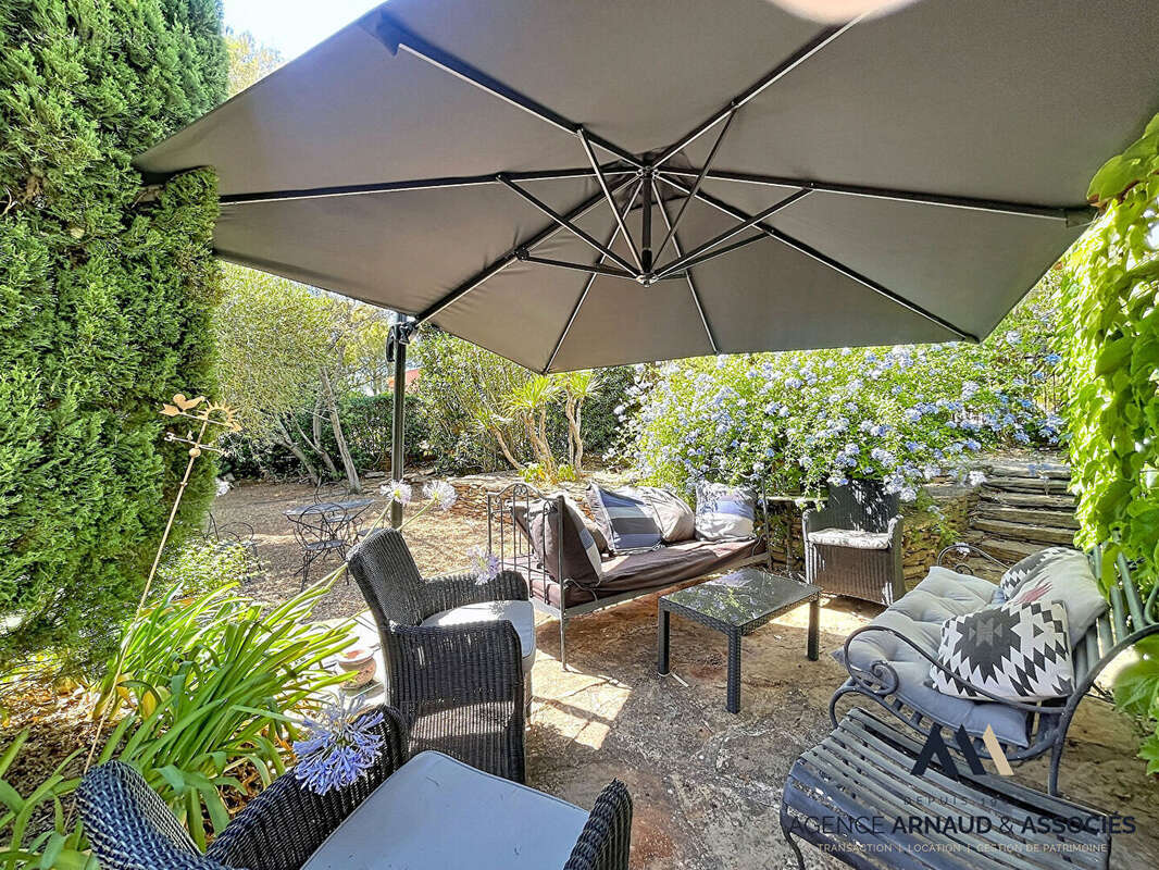 Belle propriété familiale avec piscine sur vaste terrain arboré - photo 5