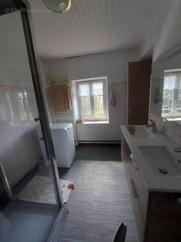 Maison à SAINT-BARTHELEMY-DE-BUSSIERE