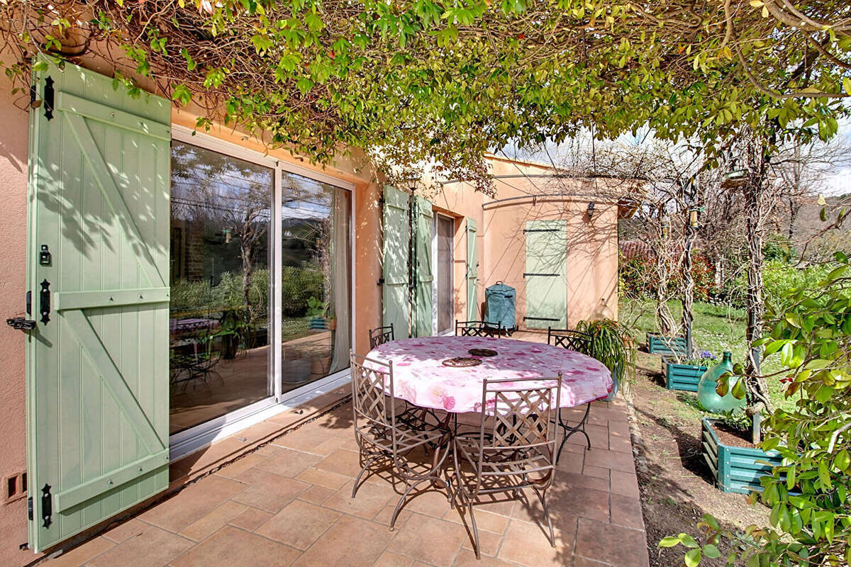 A VENDRE ! VILLECROZE - Maison 147 m² avec piscine et superbe vue dégagée - photo 13