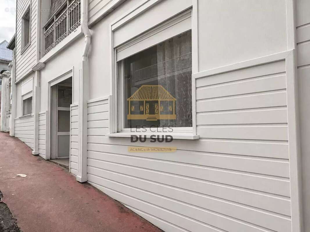 A vendre - centre-ville de saint-pierre local commercial/ professionnel de 79,24 m² environ - 335 000 € - photo 4