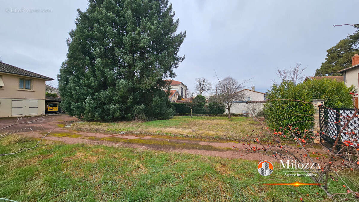 Terrain constructible 580 m² - La Verpillière secteur Gare - photo 3