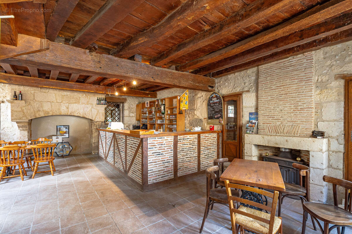 Propriété avec maison, piscine et ancien restaurant - photo 12