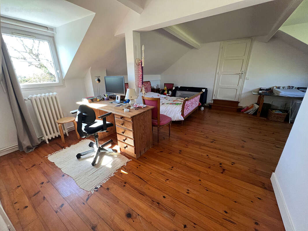 Très jolie longère du XVII eme siècle avec environnement exceptionnel Proche Thoiry  6 pièces 232 m2 - photo 9